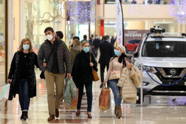 Imágenes de clientes en el centro comercial La Morea en el Polígono Cordovilla el viernes 27.