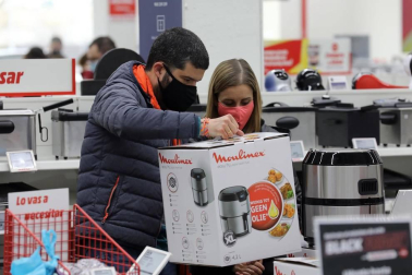 Imágenes de clientes en el centro comercial La Morea en el Polígono Cordovilla el viernes 27.
