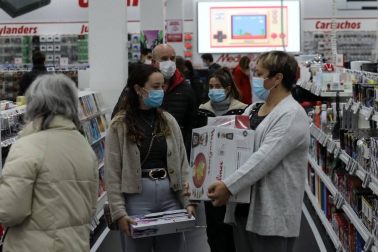 Imágenes de clientes en el centro comercial La Morea en el Polígono Cordovilla el viernes 27.