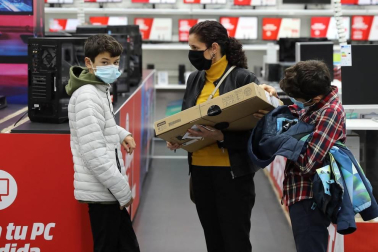 Imágenes de clientes en el centro comercial La Morea en el Polígono Cordovilla el viernes 27.
