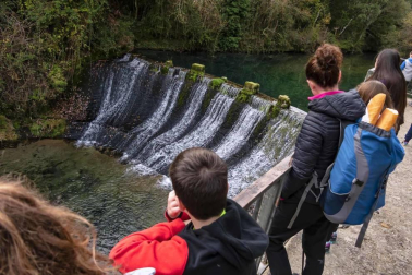 El recurso a los espacios naturales como vía de escape en el año del coronavirus ha llevado a abarrotar algunos puntos de Navarra