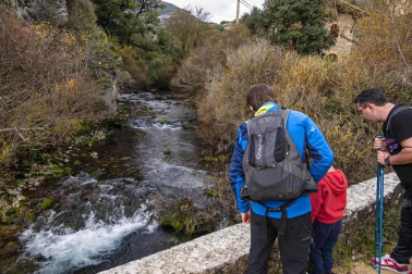 El recurso a los espacios naturales como vía de escape en el año del coronavirus ha llevado a abarrotar algunos puntos de Navarra