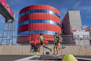 Iker Diges y Alicia Carrera se han proclamado campeones navarros de la distancia de 5 kilómetros en una carrera que ha acogido el Circuito de Los Arcos y que ha sido la primera prueba celebrada en Navarra tras la irrupción de la covid-19.