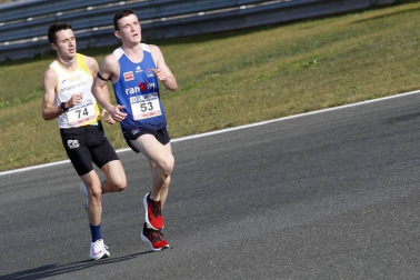 Iker Diges y Alicia Carrera se han proclamado campeones navarros de la distancia de 5 kilómetros en una carrera que ha acogido el Circuito de Los Arcos y que ha sido la primera prueba celebrada en Navarra tras la irrupción de la covid-19.