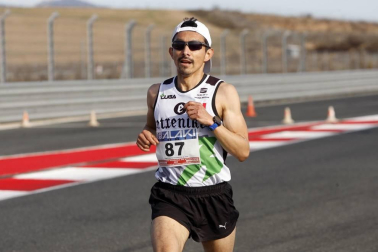Iker Diges y Alicia Carrera se han proclamado campeones navarros de la distancia de 5 kilómetros en una carrera que ha acogido el Circuito de Los Arcos y que ha sido la primera prueba celebrada en Navarra tras la irrupción de la covid-19.
