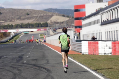Iker Diges y Alicia Carrera se han proclamado campeones navarros de la distancia de 5 kilómetros en una carrera que ha acogido el Circuito de Los Arcos y que ha sido la primera prueba celebrada en Navarra tras la irrupción de la covid-19.