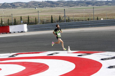 Iker Diges y Alicia Carrera se han proclamado campeones navarros de la distancia de 5 kilómetros en una carrera que ha acogido el Circuito de Los Arcos y que ha sido la primera prueba celebrada en Navarra tras la irrupción de la covid-19.