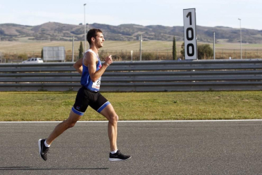 Iker Diges y Alicia Carrera se han proclamado campeones navarros de la distancia de 5 kilómetros en una carrera que ha acogido el Circuito de Los Arcos y que ha sido la primera prueba celebrada en Navarra tras la irrupción de la covid-19.