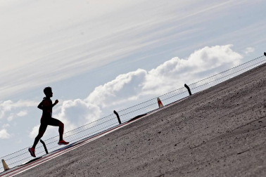 Iker Diges y Alicia Carrera se han proclamado campeones navarros de la distancia de 5 kilómetros en una carrera que ha acogido el Circuito de Los Arcos y que ha sido la primera prueba celebrada en Navarra tras la irrupción de la covid-19.