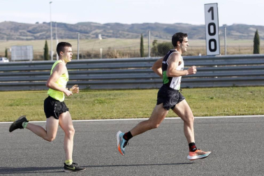 Iker Diges y Alicia Carrera se han proclamado campeones navarros de la distancia de 5 kilómetros en una carrera que ha acogido el Circuito de Los Arcos y que ha sido la primera prueba celebrada en Navarra tras la irrupción de la covid-19.