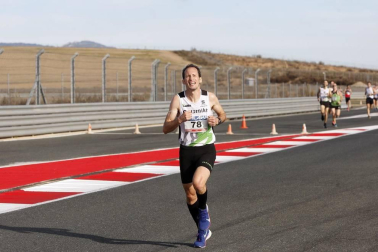Iker Diges y Alicia Carrera se han proclamado campeones navarros de la distancia de 5 kilómetros en una carrera que ha acogido el Circuito de Los Arcos y que ha sido la primera prueba celebrada en Navarra tras la irrupción de la covid-19.