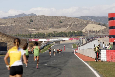 Iker Diges y Alicia Carrera se han proclamado campeones navarros de la distancia de 5 kilómetros en una carrera que ha acogido el Circuito de Los Arcos y que ha sido la primera prueba celebrada en Navarra tras la irrupción de la covid-19.