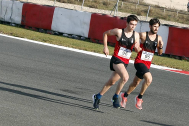 Iker Diges y Alicia Carrera se han proclamado campeones navarros de la distancia de 5 kilómetros en una carrera que ha acogido el Circuito de Los Arcos y que ha sido la primera prueba celebrada en Navarra tras la irrupción de la covid-19.