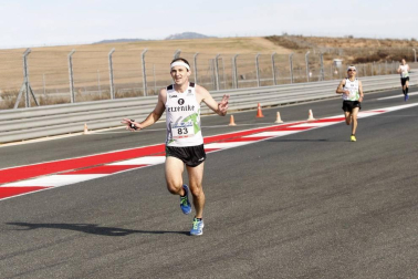 Iker Diges y Alicia Carrera se han proclamado campeones navarros de la distancia de 5 kilómetros en una carrera que ha acogido el Circuito de Los Arcos y que ha sido la primera prueba celebrada en Navarra tras la irrupción de la covid-19.