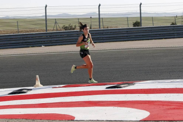 Iker Diges y Alicia Carrera se han proclamado campeones navarros de la distancia de 5 kilómetros en una carrera que ha acogido el Circuito de Los Arcos y que ha sido la primera prueba celebrada en Navarra tras la irrupción de la covid-19.
