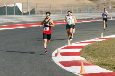 Iker Diges y Alicia Carrera se han proclamado campeones navarros de la distancia de 5 kilómetros en una carrera que ha acogido el Circuito de Los Arcos y que ha sido la primera prueba celebrada en Navarra tras la irrupción de la covid-19.