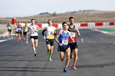 Iker Diges y Alicia Carrera se han proclamado campeones navarros de la distancia de 5 kilómetros en una carrera que ha acogido el Circuito de Los Arcos y que ha sido la primera prueba celebrada en Navarra tras la irrupción de la covid-19.