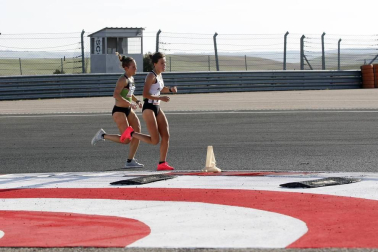 Iker Diges y Alicia Carrera se han proclamado campeones navarros de la distancia de 5 kilómetros en una carrera que ha acogido el Circuito de Los Arcos y que ha sido la primera prueba celebrada en Navarra tras la irrupción de la covid-19.