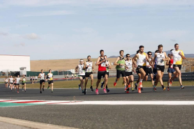 Iker Diges y Alicia Carrera se han proclamado campeones navarros de la distancia de 5 kilómetros en una carrera que ha acogido el Circuito de Los Arcos y que ha sido la primera prueba celebrada en Navarra tras la irrupción de la covid-19.
