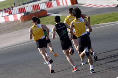 Iker Diges y Alicia Carrera se han proclamado campeones navarros de la distancia de 5 kilómetros en una carrera que ha acogido el Circuito de Los Arcos y que ha sido la primera prueba celebrada en Navarra tras la irrupción de la covid-19.