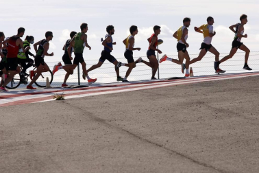 Iker Diges y Alicia Carrera se han proclamado campeones navarros de la distancia de 5 kilómetros en una carrera que ha acogido el Circuito de Los Arcos y que ha sido la primera prueba celebrada en Navarra tras la irrupción de la covid-19.