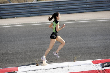 Iker Diges y Alicia Carrera se han proclamado campeones navarros de la distancia de 5 kilómetros en una carrera que ha acogido el Circuito de Los Arcos y que ha sido la primera prueba celebrada en Navarra tras la irrupción de la covid-19.