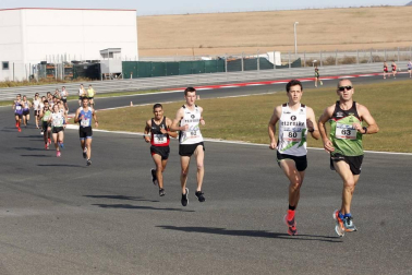Iker Diges y Alicia Carrera se han proclamado campeones navarros de la distancia de 5 kilómetros en una carrera que ha acogido el Circuito de Los Arcos y que ha sido la primera prueba celebrada en Navarra tras la irrupción de la covid-19.