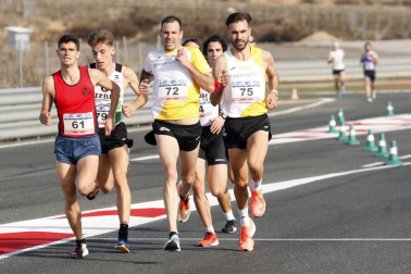 Iker Diges y Alicia Carrera se han proclamado campeones navarros de la distancia de 5 kilómetros en una carrera que ha acogido el Circuito de Los Arcos y que ha sido la primera prueba celebrada en Navarra tras la irrupción de la covid-19.
