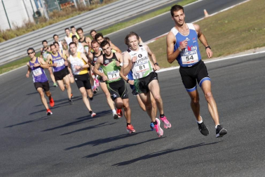 Iker Diges y Alicia Carrera se han proclamado campeones navarros de la distancia de 5 kilómetros en una carrera que ha acogido el Circuito de Los Arcos y que ha sido la primera prueba celebrada en Navarra tras la irrupción de la covid-19.