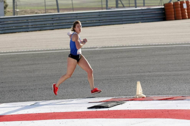 Iker Diges y Alicia Carrera se han proclamado campeones navarros de la distancia de 5 kilómetros en una carrera que ha acogido el Circuito de Los Arcos y que ha sido la primera prueba celebrada en Navarra tras la irrupción de la covid-19.