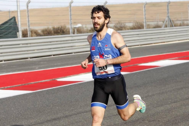 Iker Diges y Alicia Carrera se han proclamado campeones navarros de la distancia de 5 kilómetros en una carrera que ha acogido el Circuito de Los Arcos y que ha sido la primera prueba celebrada en Navarra tras la irrupción de la covid-19.