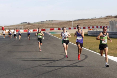 Iker Diges y Alicia Carrera se han proclamado campeones navarros de la distancia de 5 kilómetros en una carrera que ha acogido el Circuito de Los Arcos y que ha sido la primera prueba celebrada en Navarra tras la irrupción de la covid-19.