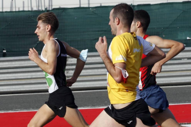 Iker Diges y Alicia Carrera se han proclamado campeones navarros de la distancia de 5 kilómetros en una carrera que ha acogido el Circuito de Los Arcos y que ha sido la primera prueba celebrada en Navarra tras la irrupción de la covid-19.