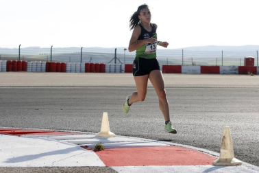 Iker Diges y Alicia Carrera se han proclamado campeones navarros de la distancia de 5 kilómetros en una carrera que ha acogido el Circuito de Los Arcos y que ha sido la primera prueba celebrada en Navarra tras la irrupción de la covid-19.