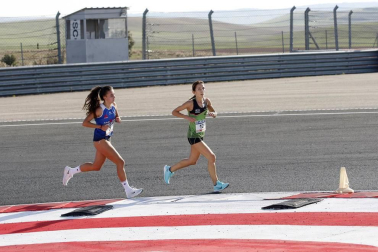 Iker Diges y Alicia Carrera se han proclamado campeones navarros de la distancia de 5 kilómetros en una carrera que ha acogido el Circuito de Los Arcos y que ha sido la primera prueba celebrada en Navarra tras la irrupción de la covid-19.