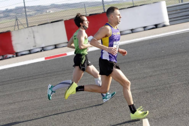 Iker Diges y Alicia Carrera se han proclamado campeones navarros de la distancia de 5 kilómetros en una carrera que ha acogido el Circuito de Los Arcos y que ha sido la primera prueba celebrada en Navarra tras la irrupción de la covid-19.