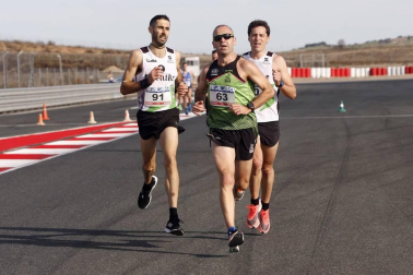 Iker Diges y Alicia Carrera se han proclamado campeones navarros de la distancia de 5 kilómetros en una carrera que ha acogido el Circuito de Los Arcos y que ha sido la primera prueba celebrada en Navarra tras la irrupción de la covid-19.