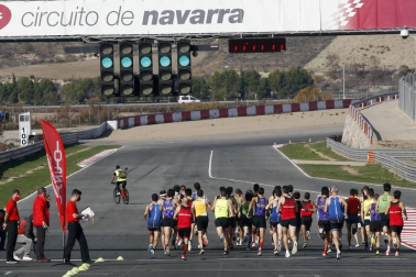 Iker Diges y Alicia Carrera se han proclamado campeones navarros de la distancia de 5 kilómetros en una carrera que ha acogido el Circuito de Los Arcos y que ha sido la primera prueba celebrada en Navarra tras la irrupción de la covid-19.