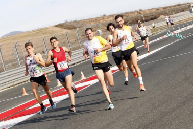 Iker Diges y Alicia Carrera se han proclamado campeones navarros de la distancia de 5 kilómetros en una carrera que ha acogido el Circuito de Los Arcos y que ha sido la primera prueba celebrada en Navarra tras la irrupción de la covid-19.