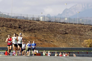 Iker Diges y Alicia Carrera se han proclamado campeones navarros de la distancia de 5 kilómetros en una carrera que ha acogido el Circuito de Los Arcos y que ha sido la primera prueba celebrada en Navarra tras la irrupción de la covid-19.