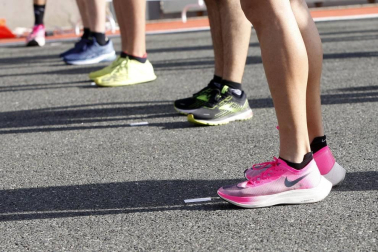 Iker Diges y Alicia Carrera se han proclamado campeones navarros de la distancia de 5 kilómetros en una carrera que ha acogido el Circuito de Los Arcos y que ha sido la primera prueba celebrada en Navarra tras la irrupción de la covid-19.
