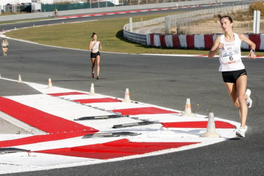 Iker Diges y Alicia Carrera se han proclamado campeones navarros de la distancia de 5 kilómetros en una carrera que ha acogido el Circuito de Los Arcos y que ha sido la primera prueba celebrada en Navarra tras la irrupción de la covid-19.