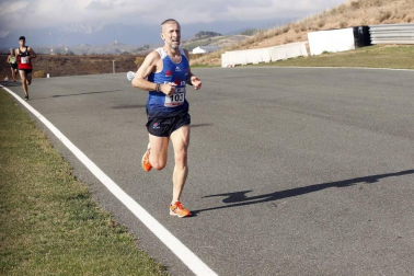 Iker Diges y Alicia Carrera se han proclamado campeones navarros de la distancia de 5 kilómetros en una carrera que ha acogido el Circuito de Los Arcos y que ha sido la primera prueba celebrada en Navarra tras la irrupción de la covid-19.