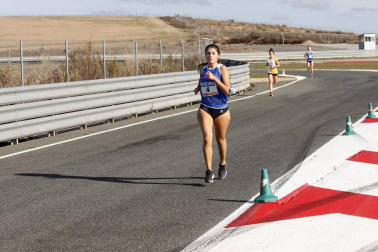 Iker Diges y Alicia Carrera se han proclamado campeones navarros de la distancia de 5 kilómetros en una carrera que ha acogido el Circuito de Los Arcos y que ha sido la primera prueba celebrada en Navarra tras la irrupción de la covid-19.