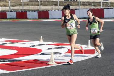 Iker Diges y Alicia Carrera se han proclamado campeones navarros de la distancia de 5 kilómetros en una carrera que ha acogido el Circuito de Los Arcos y que ha sido la primera prueba celebrada en Navarra tras la irrupción de la covid-19.