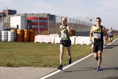 Iker Diges y Alicia Carrera se han proclamado campeones navarros de la distancia de 5 kilómetros en una carrera que ha acogido el Circuito de Los Arcos y que ha sido la primera prueba celebrada en Navarra tras la irrupción de la covid-19.