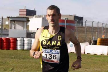 Iker Diges y Alicia Carrera se han proclamado campeones navarros de la distancia de 5 kilómetros en una carrera que ha acogido el Circuito de Los Arcos y que ha sido la primera prueba celebrada en Navarra tras la irrupción de la covid-19.