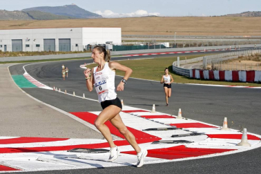 Iker Diges y Alicia Carrera se han proclamado campeones navarros de la distancia de 5 kilómetros en una carrera que ha acogido el Circuito de Los Arcos y que ha sido la primera prueba celebrada en Navarra tras la irrupción de la covid-19.