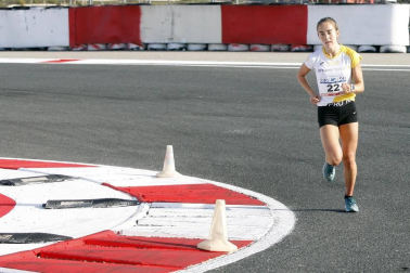 Iker Diges y Alicia Carrera se han proclamado campeones navarros de la distancia de 5 kilómetros en una carrera que ha acogido el Circuito de Los Arcos y que ha sido la primera prueba celebrada en Navarra tras la irrupción de la covid-19.