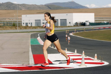 Iker Diges y Alicia Carrera se han proclamado campeones navarros de la distancia de 5 kilómetros en una carrera que ha acogido el Circuito de Los Arcos y que ha sido la primera prueba celebrada en Navarra tras la irrupción de la covid-19.